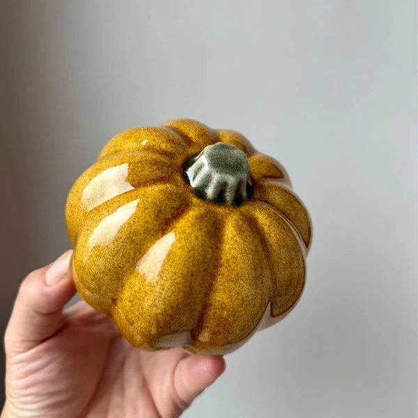 Ochre Spice" - Zucca Decorativa Artigianale in Ceramica, Giallo Ocra Puntinato