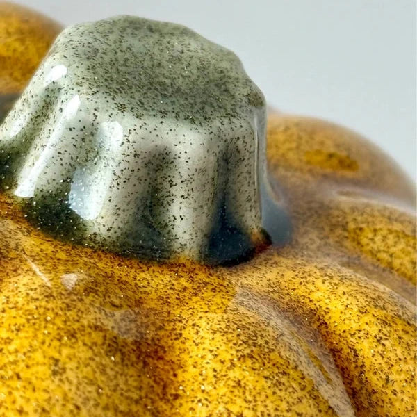 Ochre Spice" - Zucca Decorativa Artigianale in Ceramica, Giallo Ocra Puntinato